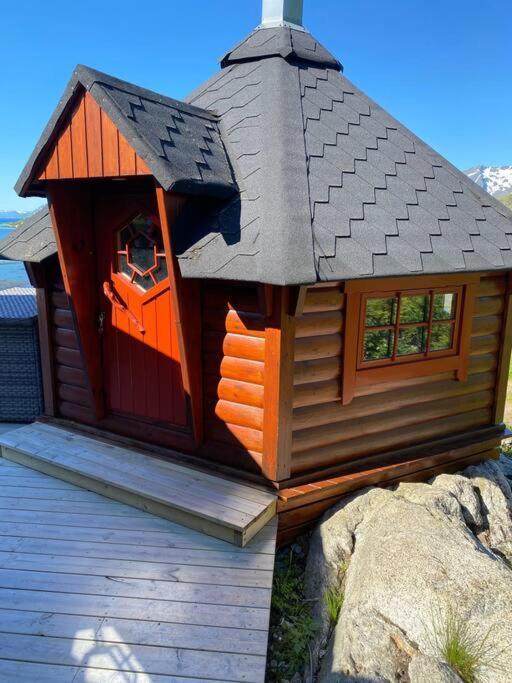 Pa Sor Senja Med Nydelig Utsikt Og Jacuzzi Holiday home *