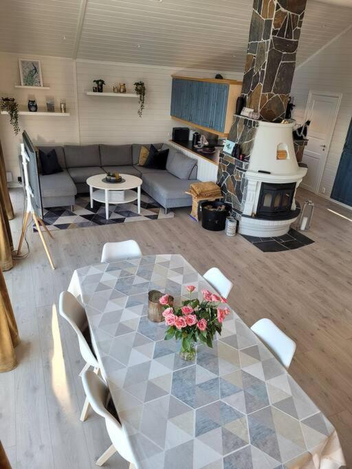 Holiday home Pa Sor Senja Med Nydelig Utsikt Og Jacuzzi Dragoy
