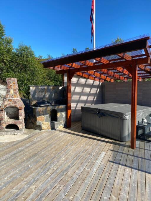 Holiday home Pa Sor Senja Med Nydelig Utsikt Og Jacuzzi