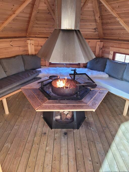 Holiday home Pa Sor Senja Med Nydelig Utsikt Og Jacuzzi Dragoy