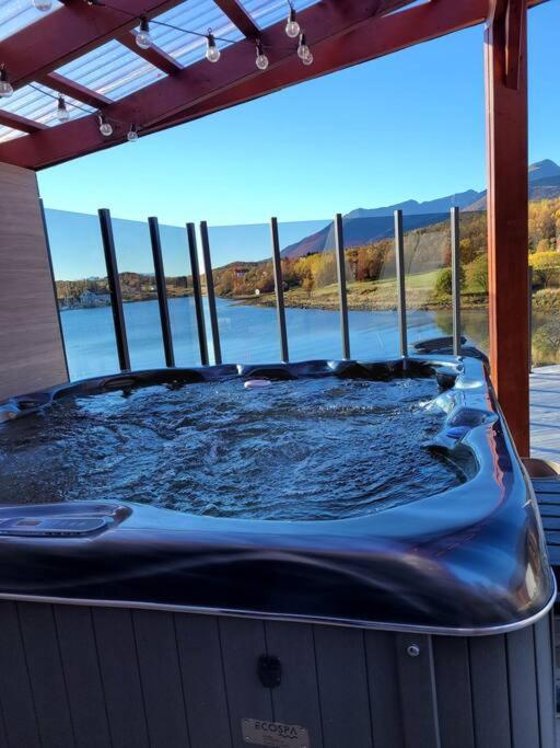 Pa Sor Senja Med Nydelig Utsikt Og Jacuzzi Holiday home Dragoy